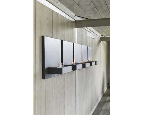 Suport decorativ de perete cu inserții de șemineu pe bioetanol într-o cameră luminoasă