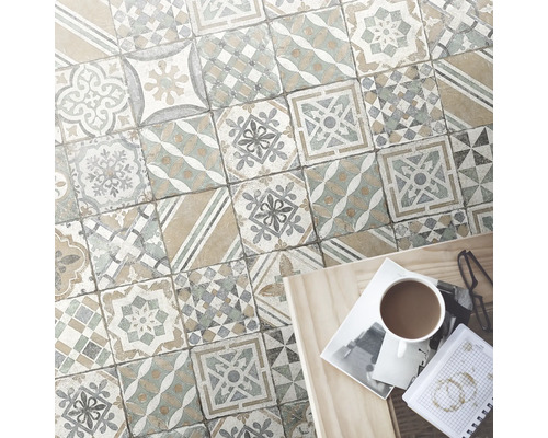 Vedere a podelei cu plăci de faianță în diferite modele