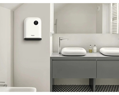 Baie modernă cu boiler TESY, chiuvetă dublă și oglindă