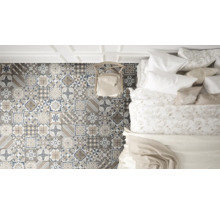 Imagine a unui dormitor cu podea cu plăci ceramice cu modele diferite