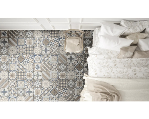 Imagine a unui dormitor cu podea cu plăci ceramice cu modele diferite