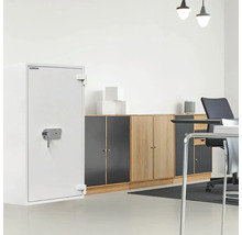 Scenă cu seif, mobilier de birou și scaun de birou într-un birou