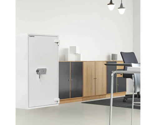 Scenă cu seif, mobilier de birou și scaun de birou într-un birou