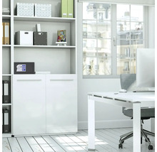 Birou cu un birou alb, un scaun de birou și o bibliotecă cu un seif mic