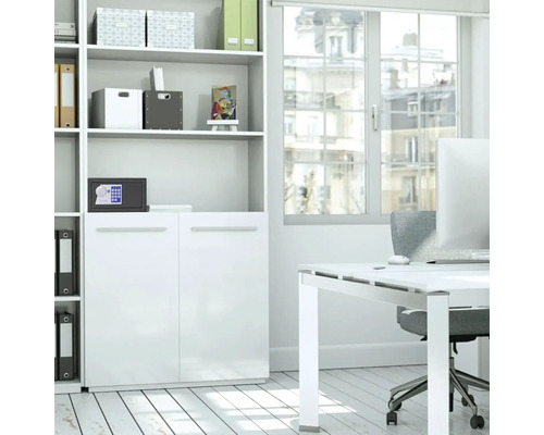 Birou cu un birou alb, un scaun de birou și o bibliotecă cu un seif mic