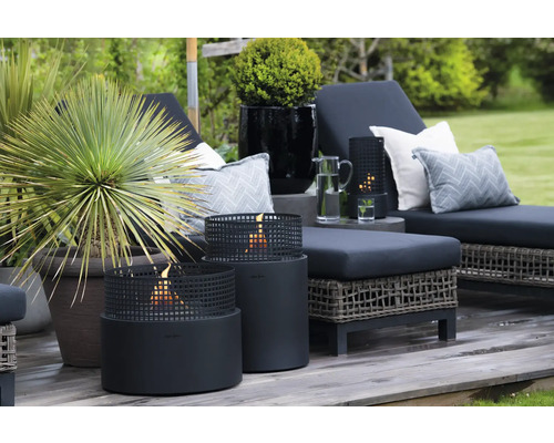 Scenă cu două focuri de terasă, șezlonguri și plante în grădină