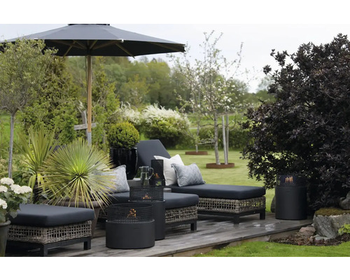 Scenă de grădină cu șezlong, umbrelă de soare și vatră pe o terasă de lemn