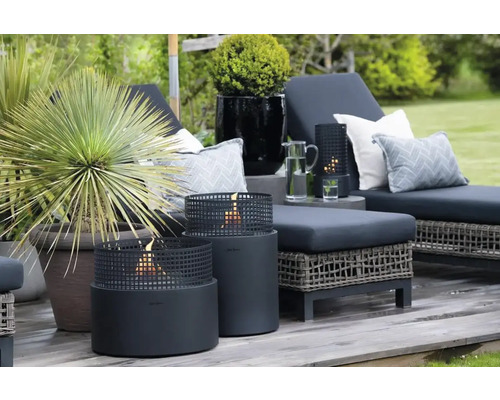 Scenă cu două șezlonguri, două focuri de masă, perne și plante pe o terasă din lemn