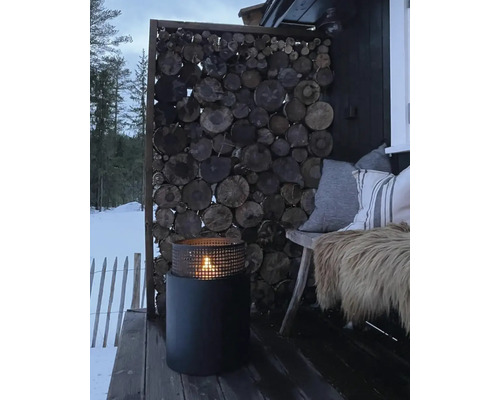 Scenă exterioară cu un perete decorativ din lemn, o bancă cu perne și un focar