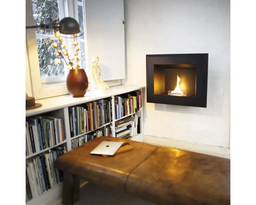Living cu șemineu pe etanol, bibliotecă și bancă