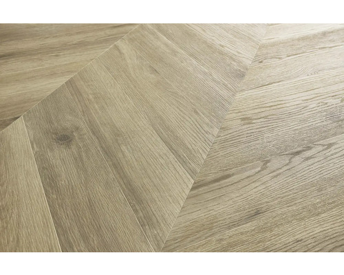 Prim-plan cu parchet din lemn deschis la culoare, cu model herringbone