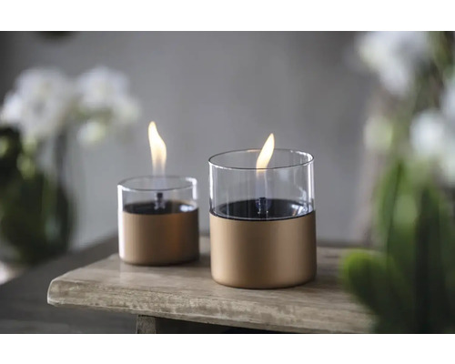 Două lămpi de ulei din sticlă pe o masă din lemn