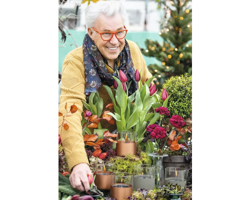 Aranjament decorativ cu lalele, garoafe și lumânări de vânt pentru ocazii festive