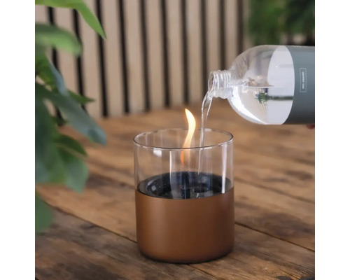 Lampă decorativă de masă cu combustibil este umplută