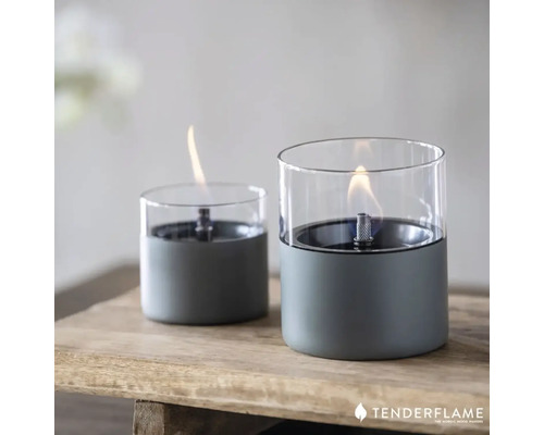 Două focare de masă Tenderflame din sticlă și metal pe o masă din lemn.