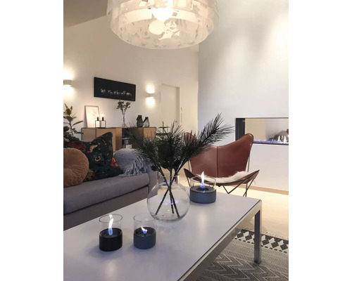 Amenajare luminoasă și modernă a camerei de zi cu canapea, fotoliu, măsuță de cafea și șemineu de interior