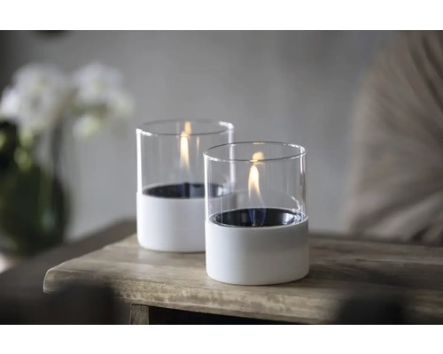 Două focuri de masă cu cilindru de sticlă și bază ceramică pe o masă din lemn