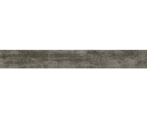 Plintă ceramică New Concrete antracit 7,5x60 cm Prim-plan cu o suprafață texturată
