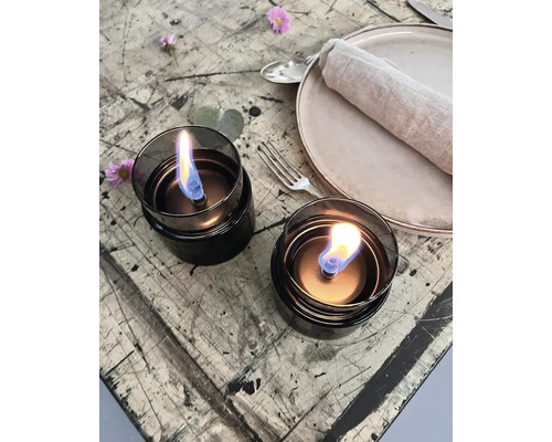 Decorare de masă cu două lămpi cu petrol, farfurie, șervețel și tacâmuri