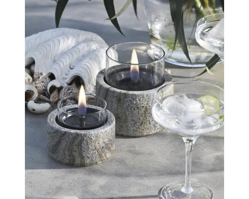 Două lămpi cu ulei cu bază de piatră și cilindru de sticlă, decorațiuni cu scoici și băuturi