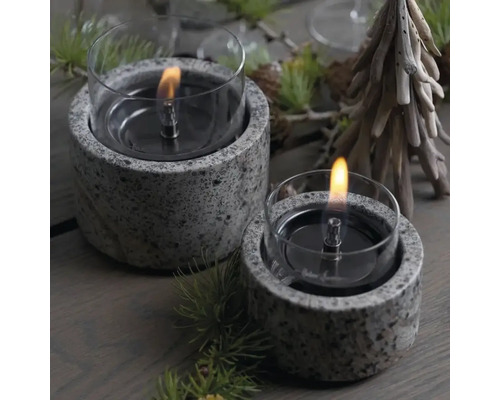 Două focuri de masă cu bază de piatră și atașament de sticlă pe o masă