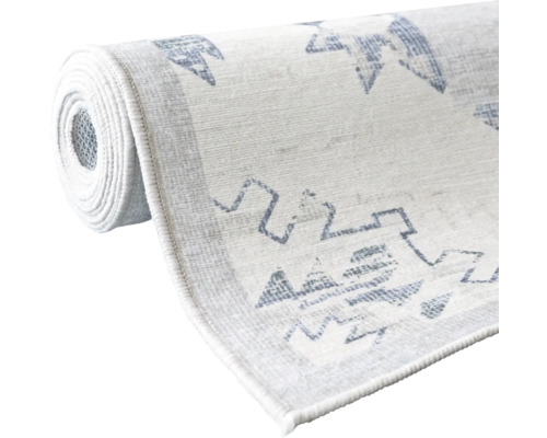 Covor rulat cu model