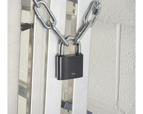 Scară asigurată cu lanț și lacăt