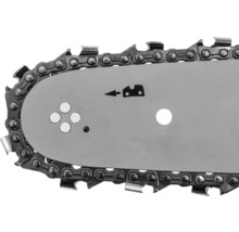 Prim-plan cu un lanț de motoferăstrău cu lanț și șină.