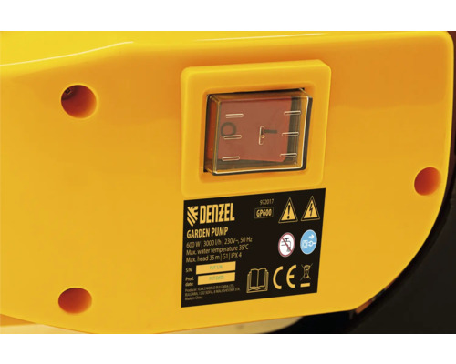 Imagine detaliată cu o pompă de grădină galbenă cu întrerupător și sigla Denzel