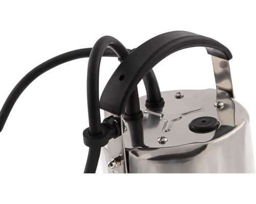 Prim-plan cu o pompă submersibilă metalică cu mâner de transport și cablu