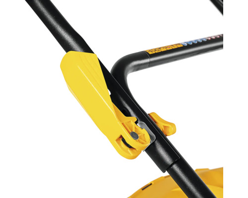 Imagine detaliată cu o mașină de tuns iarba cu comenzi pe mâner