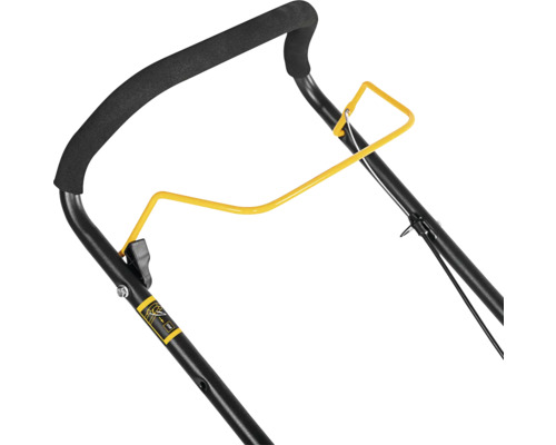 Prim-plan cu mânerul unei mașini de tuns iarba.