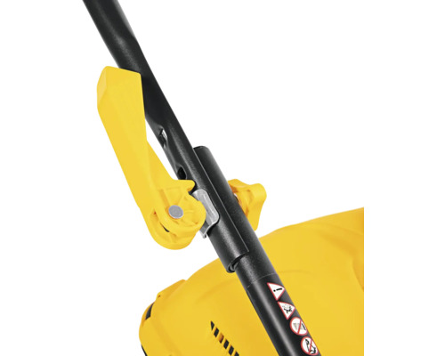 Prim-plan cu mânerul unei mașini de tuns iarba.