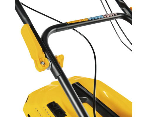 Prim-plan al mânerului unei mașini de tuns iarba.