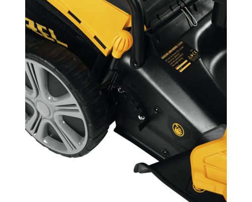 Vizualizare detaliată a unei mașini de tuns iarba care prezintă roțile și mecanismele de reglare