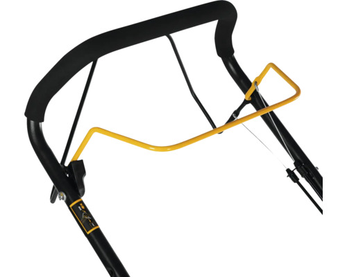 Prim-plan cu mânerul unei mașini de tuns iarba.