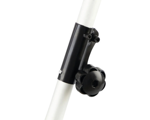 Prim-plan cu piciorul unui trepied, cu o clemă neagră și șuruburi pentru fixare.