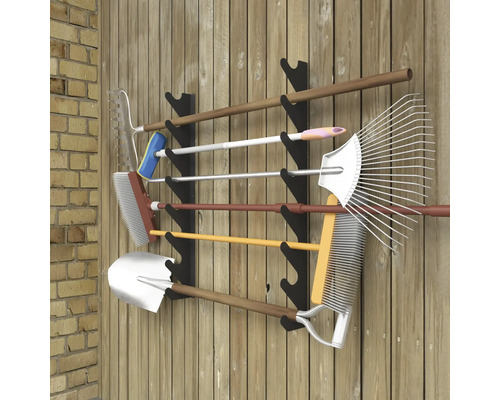 Suport pentru unelte de grădină cu unelte de grădină montate pe un perete de lemn
