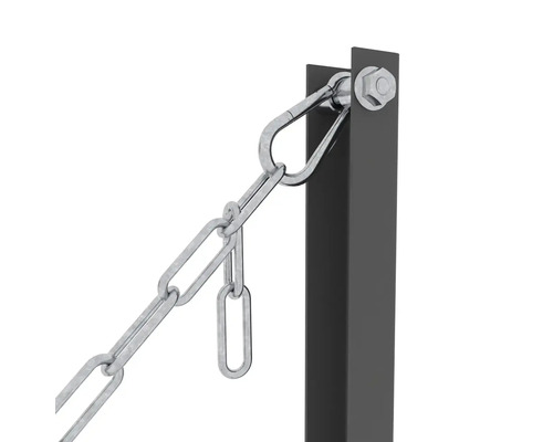 Imagine detaliată a unui lanț metalic cu carabină, fixat de un stâlp metalic cu un șurub.