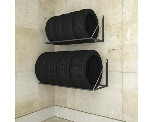 Două rafturi pentru anvelope cu anvelope pe perete.