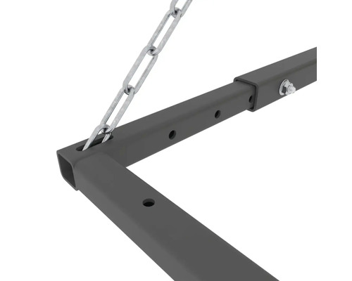 Prim-plan cu cadru metalic cu lanț