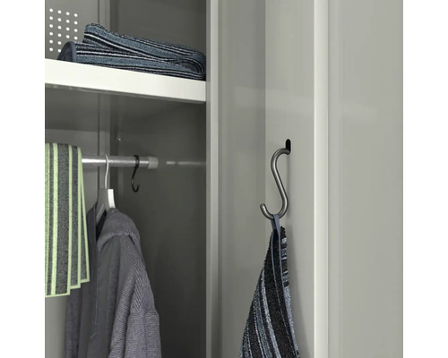 Interiorul unui dulap cu rafturi, bară pentru haine și cârlig în formă de S