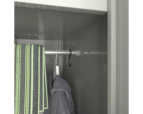 Vedere interioară a unui dulap cu bară pentru haine, prosop, umeraș și cârlig