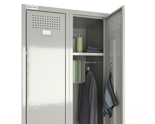 Dulap metalic cu ușă deschisă și depozitare pentru prosoape și haine