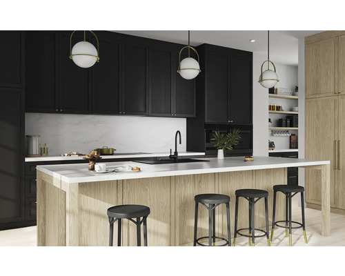 Bucătărie luminoasă, spațioasă, cu dulapuri întunecate, insulă de bucătărie și scaune de bar.