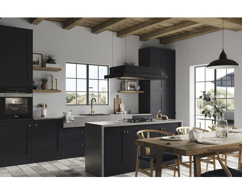 Bucătărie luminoasă cu insulă de gătit, masă și tavan cu grinzi de lemn