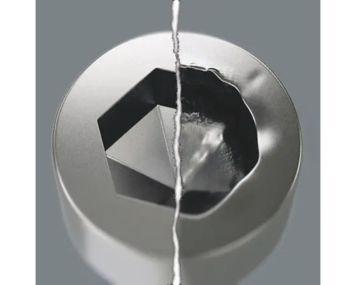 Prim-plan cu o cheie tubulară deteriorată