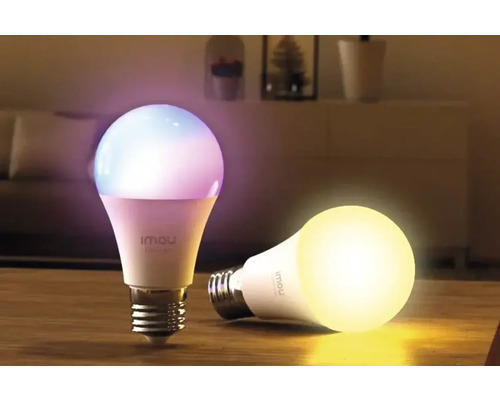 Două becuri LED Imou pe o masă, unul cu schimbare de culoare, celălalt cu lumină galbenă.