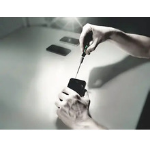 Repararea unui smartphone cu șurubelnița