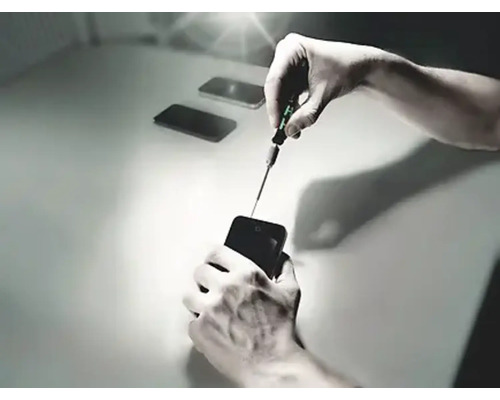 Repararea unui smartphone cu șurubelnița